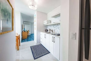 Kühlschrank, Mikrowelle, Herdplatte, Wasserkocher mit Kaffee-/Teezubehör