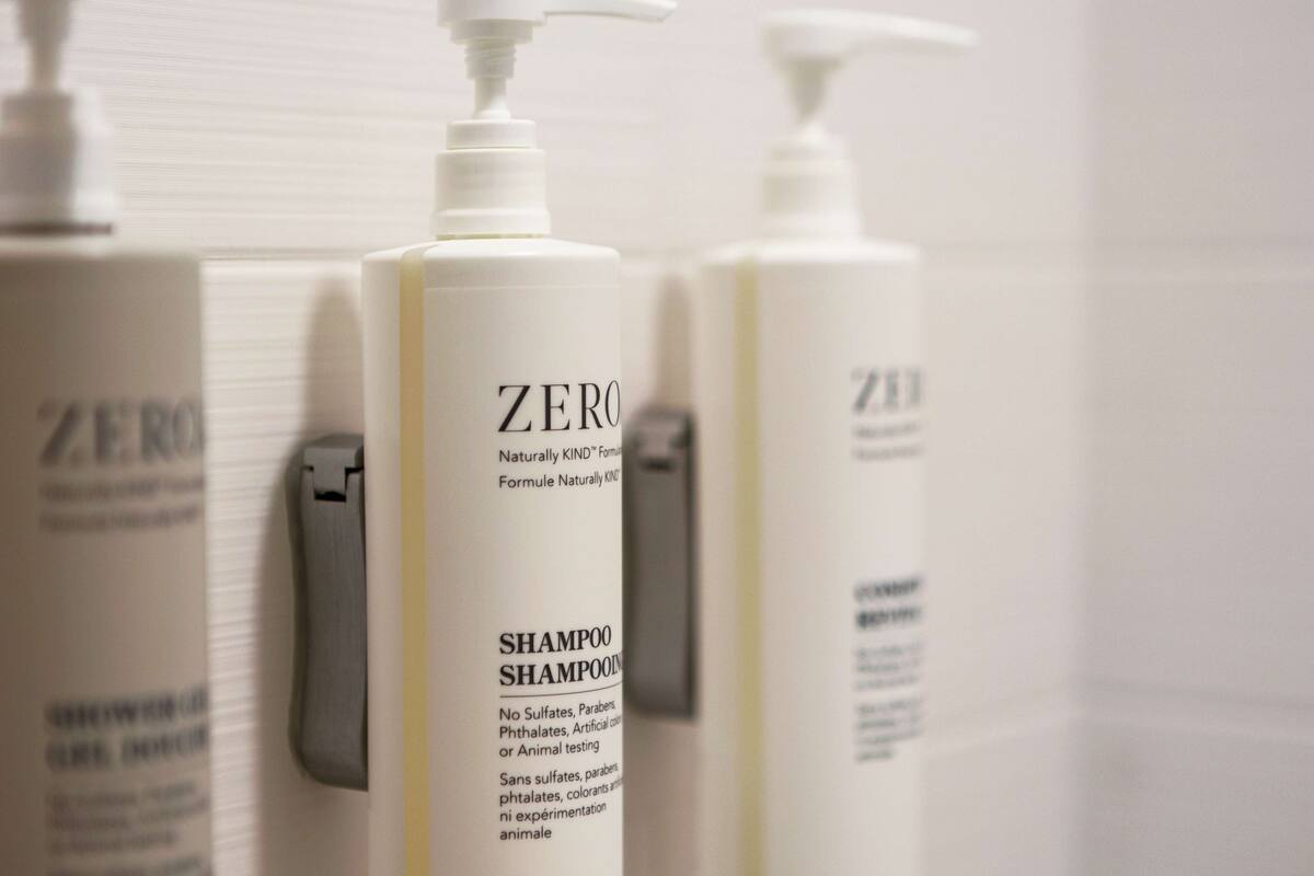 Een rij witte shampoos met pompen, gelabeld 'ZERO'.