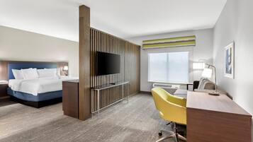 Studio, 1 King Bed, Refrigerator & Microwave (Wet bar) | Living area