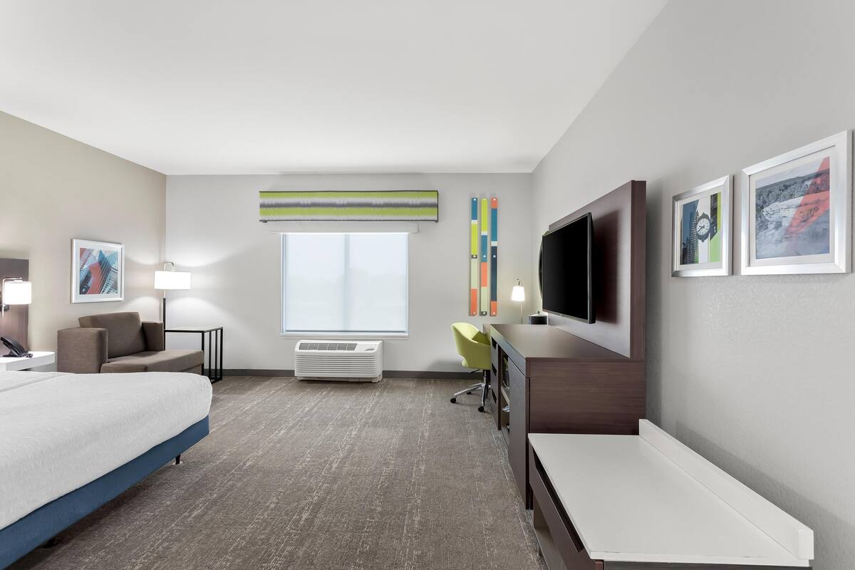 Quarto, 1 cama King, acessível, banheira | Área de estar | TV LED 50 polegadas com canais digitais, TV, Netflix