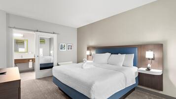 Estudio, 1 cama King size, refrigerador y microondas (Wet bar) | Escritorio, espacio para trabajar con laptop y cortinas blackout