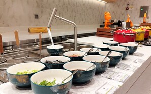 Daily buffet breakfast (CNY 68 per person)