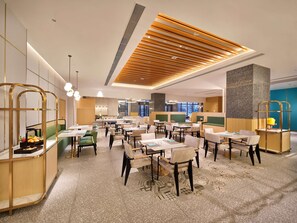 供应早餐、午餐和晚餐