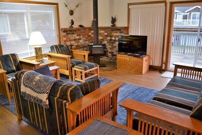 Just 5 properties from beach access in North Seaside,  4 bedroom, 2 bath home