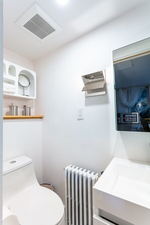 淋浴设施、吹风机、毛巾、肥皂