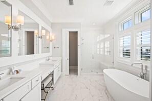 Combined shower/tub, hair dryer, towels