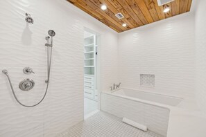Bathtub, towels