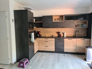 ثلاجة، ميكروويف، فرن، موقد طهي مسطح