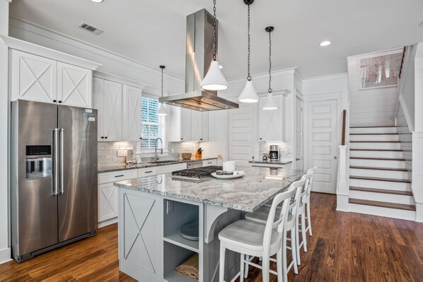 Réfrigérateur, micro-ondes, four, plaque de cuisson