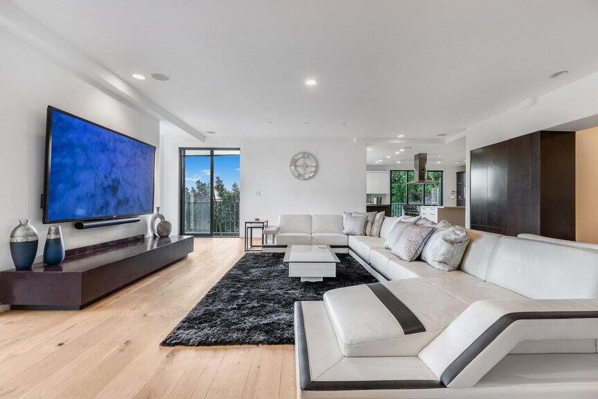 "Escape To The Hollywood Hills: Luxurious Retreat With Stunning Panoramic Views - Beverly Hills, CA