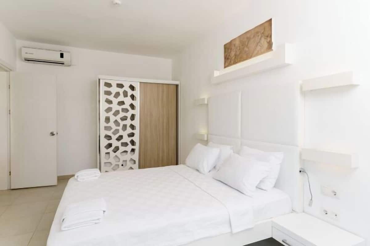 Roupas de cama premium, frigobar, espaço de trabalho para notebook