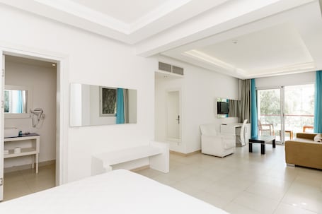Ropa de cama de alta calidad y minibar . Costa Luvi Hotel