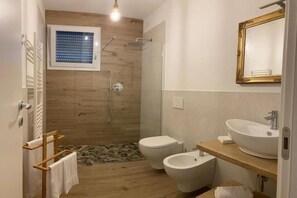 Doccia, asciugacapelli, bidet, asciugamani