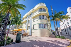 Exterior - Oceanfront Junior 2BR APT on Ocean Drive (Miami Beach)
