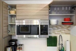 Réfrigérateur, micro-ondes, plaque de cuisson, cafetiÚre/bouilloire
