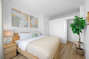 2 bedrooms, iron/ironing board, free WiFi, bed sheets - Oceanfront Junior 2BR APT on Ocean Drive (Miami Beach)