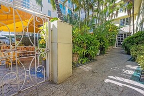 Outdoor dining - Oceanfront Junior 2BR APT on Ocean Drive (Miami Beach)