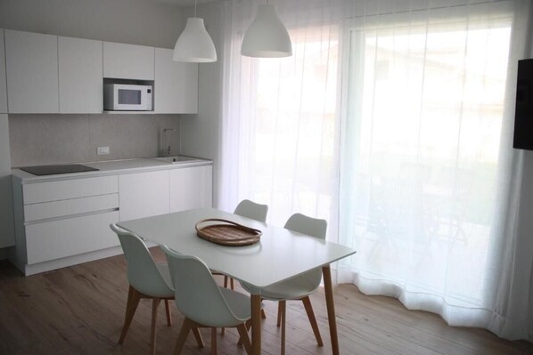 Kühlschrank, Mikrowelle, Herdplatte, Geschirrspüler