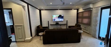 TV, lettore DVD, impianto stereo