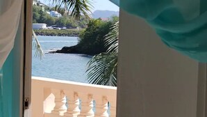 Vista de una zona costera con un edificio y una masa de agua.