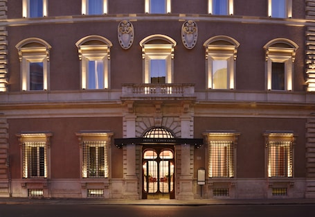 Front of property - evening/night. Hotel L'Orologio Roma
