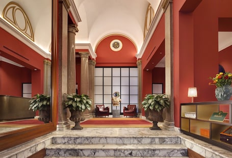 Interior entrance. Hotel L'Orologio Roma