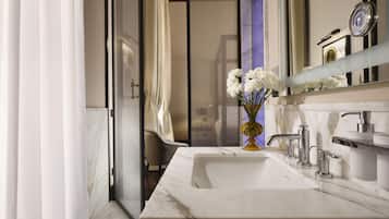 Deluxe Pacelli | Bathroom