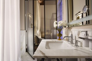 Bathroom - Hotel L'Orologio Roma (Rome)