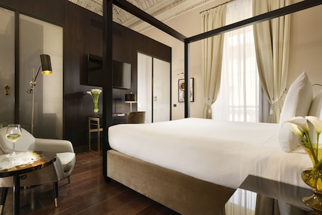 Premium bedding, desk, soundproofing, iron/ironing board. Hotel L'Orologio Roma