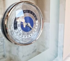 Primer plano de un reloj que muestra varias zonas horarias.