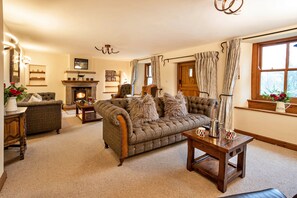 TV, fireplace - Bretherdale Hall (Bretherdale)