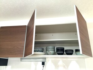 Jääkaappi, mikroaaltouuni, keittoastiat/astiat/ruokailuvälineet