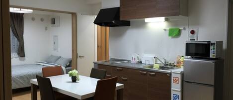 Køleskab, mikrobølgeovn, køkkentøj/tallerkener/redskaber