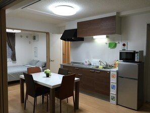 冰箱、微波炉、厨具/餐具