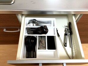冷蔵庫、電子レンジ、調理器具と食器