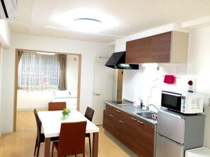 冷蔵庫、電子レンジ、調理器具と食器