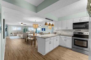 Fridge, microwave, dishwasher, coffee/tea maker - TIME TO RELAX! {GYM,BEACH,TIKI BAR,POOL} (Panama City Beach)