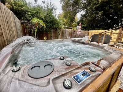 Historic Ybor City 1 Bedroom "Golden Hen" with HUGE hot tub!