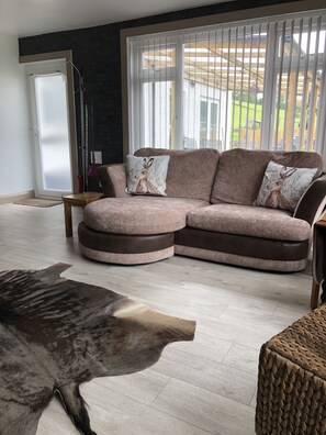 TV - Farm setting with large living areas and wood fired hot tub (Carmarthen)