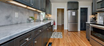 Modern Comfort Meets Relaxation- Spa Style Master with a Jacuzzi& Outdoor Oasis