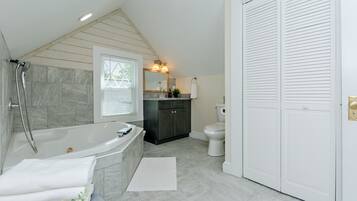 Combined shower/bathtub, jetted bath, hair dryer, towels