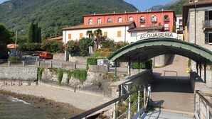 Eine Steinsbrücke mit einem Schild, auf dem 