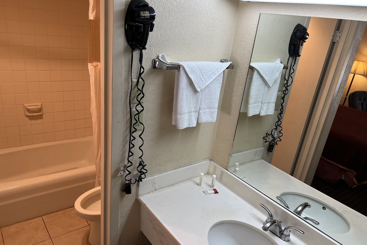 Kamar mandi | Bathtub dan handuk