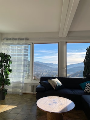 TV, bordtennis, bøker og stereoanlegg