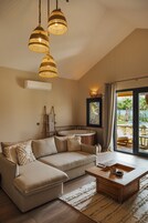 Suite junior | Zona de estar | Smart TV de 40 pulgadas con canales por satélite, una televisión