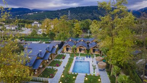 A resort with multiple cabins, a swimming pool, and a well-maintained garden. - Gölevi Resort Sapanca (Sapanca)