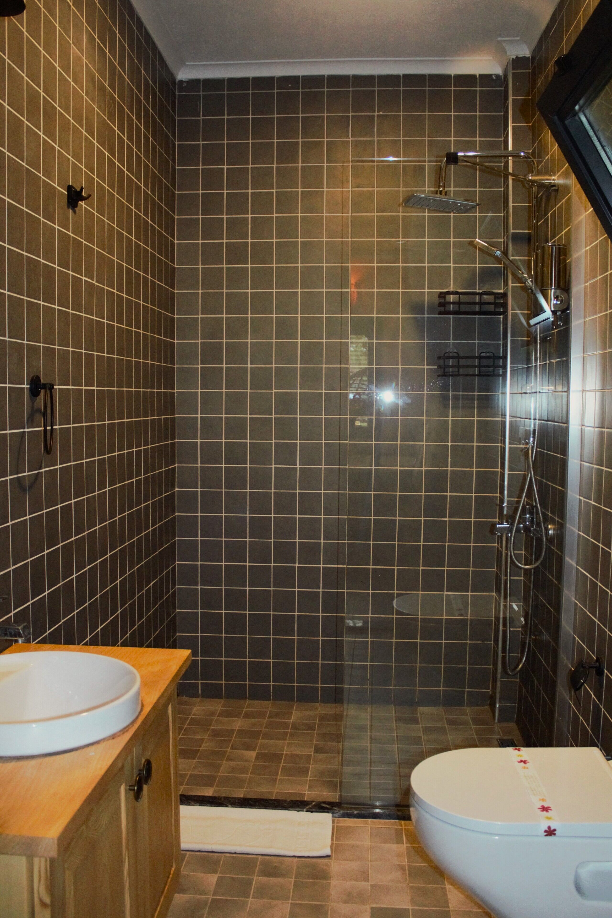 Un baño con ducha, inodoro y lavamanos.