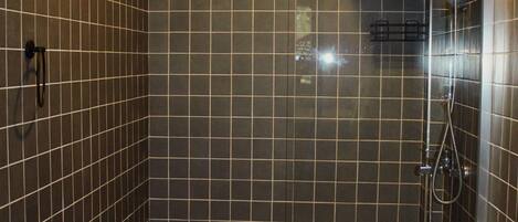 Un baño con ducha, inodoro y lavamanos.