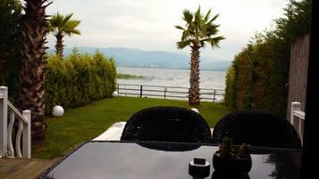 Suite Luxe, baignoire à jets, vue lac | Terrasse/Patio