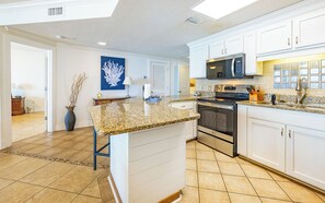 雪櫃、微波爐、焗爐、洗碗機